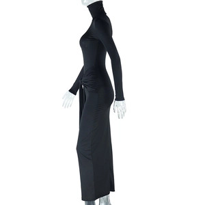 Détail d'une robe à manches longues et col montant avec cordon et design froncé