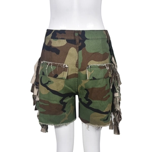 Détail du short cargo camouflage avec franges à glands et poches arrière fonctionnelles