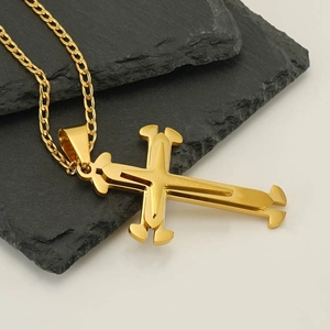 Collana con pendente a croce in acciaio inossidabile placcato oro 18k su pietra