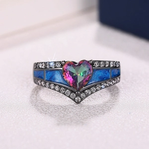 Anillo barroco en V con corazón en metal negro, gema multicolor y circonitas blancas