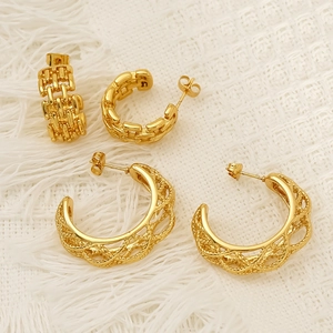 Minimalist gold-plated hollow C-shaped stud earrings with intricate twisted chain texture