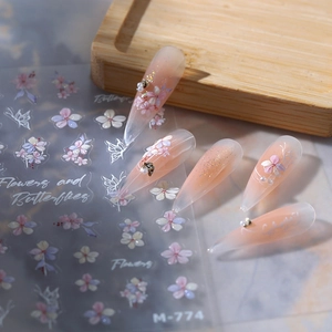 M-774 nagelstickers met bloemen en vlinders op nude basis met parels en glitter