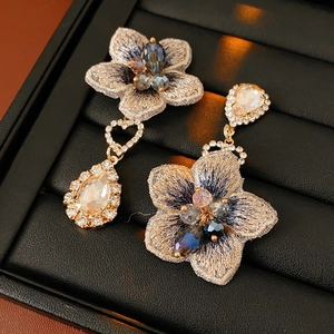 Détails de boucles d'oreilles fleurs en tissu vintage avec gouttes en cristal et broderie