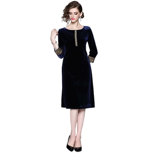 Abito aderente in velluto blu navy con ricami dorati su scollo e polsini eleganti