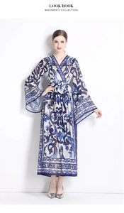 Détail de robe imprimé porcelaine bleue et blanche avec col en V, manches cloche et lien