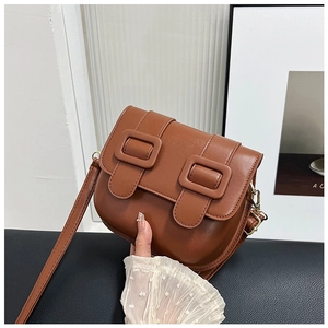 Gros plan d'une sacoche marron de style britannique avec boucles décoratives en cuir