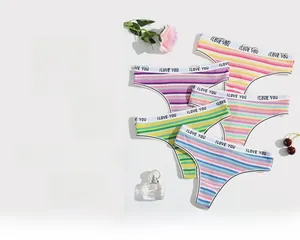 Détail de cinq strings en coton à rayures arc-en-ciel avec taille I LOVE YOU et texture