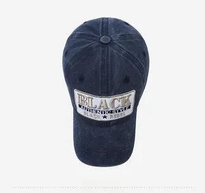 Detailansicht von oben: dunkelblaue gewaschene Denim-Cap mit BLACK Stickerei-Patch