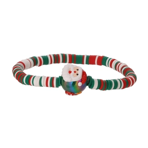 Kerstarmband met rode en groene Heishi-kralen en feestelijke Kerstman-bedeltje