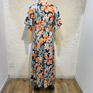 Détail de la robe longue d'été à fleurs montrant la taille haute élastique et le tissu fluide