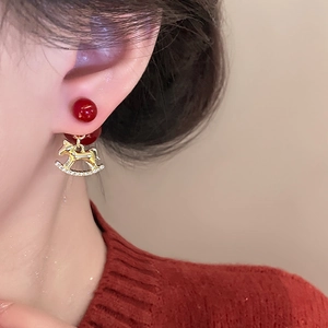 Boucles d'oreilles perles rouges avec cheval à bascule doré et cristaux