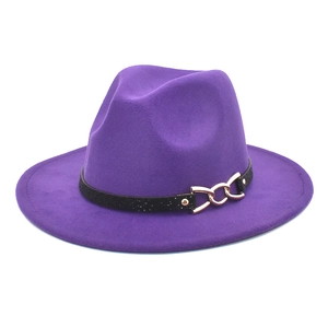 Dettaglio cappello fedora viola con fascia nera e catena in metallo dorato lucido