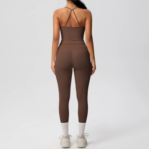 Vue arrière de l'ensemble de yoga marron foncé avec débardeur dos croisé et leggings