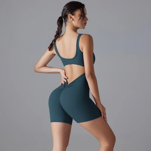 Détail du body de yoga bleu sarcelle avec effet push-up, dos nu et découpe à la taille