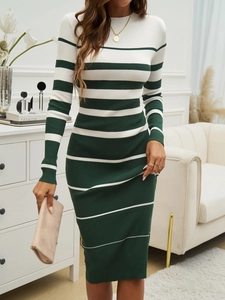Elegantes langärmeliges gestreiftes Strickkleid in Grün-Weiß mit figurbetonter Form