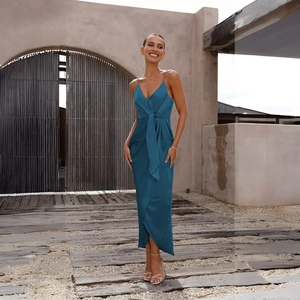 Détail d'une robe nuisette en satin avec col en V, nœud frontal et fente haute sexy