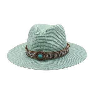Détail d'un chapeau de paille vert menthe avec ruban ethnique et pierre turquoise