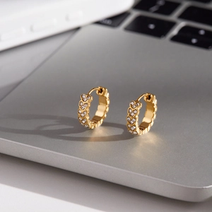Boucles d'oreilles créoles dorées classiques avec cœurs en cristal pour femmes