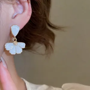 Boucles d'oreilles fleur de style français avec pétales blancs et cadre doré