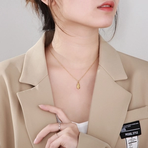Collier vintage doré pour femme avec médaillon religieux ovale et motif en relief poli