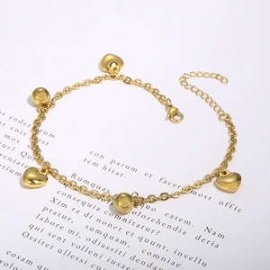 Bracelet de cheville doré élégant avec cœurs et perles sur fond de papier vintage
