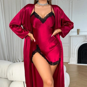 Ensemble nuisette et peignoir bordeaux en satin avec dentelle noire et finition brillante