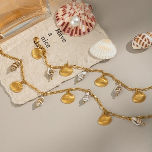 Détail du collier plaqué or 18 carats avec pendentifs coquillage et conque de mer