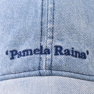 Casquette de baseball en jean bleu clair délavé avec broderie Pamela Raina