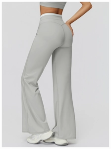 Détail du pantalon de yoga évasé à taille haute avec doublure de taille contrastée