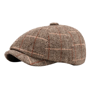 Casquette gavroche marron à chevrons avec motif à carreaux rouges vue sous un angle de 45 deg