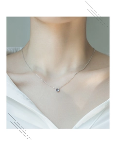 Macro della collana minimalista in argento s925 con pendente in acquamarina su pelle