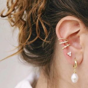 Elegant gold-plated ear cuff set with pearly charms and zircon clover studs for women
