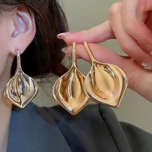 Orecchini moderni a forma di foglia in finitura oro e argento lucido