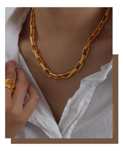Dettaglio della collana a catena cubana placcata oro 18K e anello intrecciato