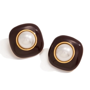Boucles d'oreilles carrées en acier avec émail brun et incrustation de perles