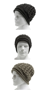 Détail du bonnet en maille épaisse gris foncé et kaki avec textures géométriques d'hiver