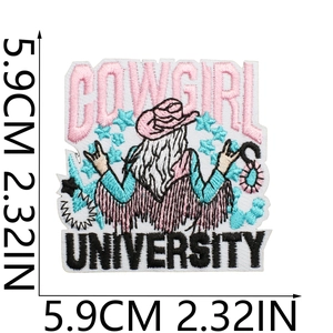 Λεπτομέρεια κεντητού σήματος Pink Cowgirl University με διαστάσεις και υφή από ραφές