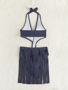 Détail d'un maillot de bain licou gris foncé avec découpes et longues franges à pampilles
