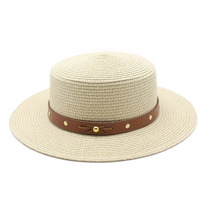 Chapeau de soleil classique en paille beige avec calotte plate et bande en cuir brun