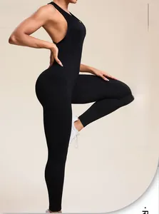 Nahaufnahme der schwarzen nahtlosen Yoga-Body-Struktur und der schlanken Passform