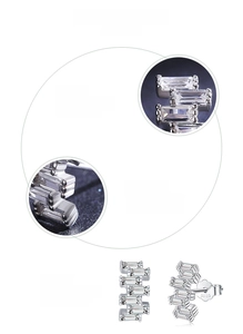 Détail de zircons 5A taille baguette sertis main sur des clous en argent 925 poli