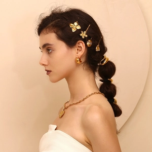 Detail of 18K gold-plated hair clip with petal texture and vintage golden accessories