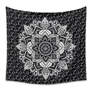 Détail d'une tapisserie mandala bohème avec motif céleste de lune et d'étoiles en noir et blanc
