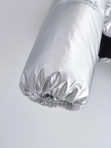 Détail de la manche argentée métallique avec poignet élastique coupe-vent pratique