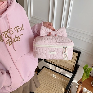 Trousse à maquillage rose matelassée avec broderie florale et grande poignée nœud