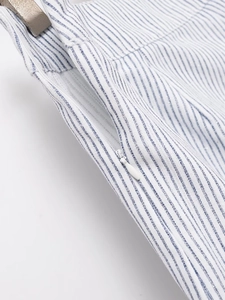 Détail du tissu à rayures bleues et blanches avec fermeture éclair invisible de qualité