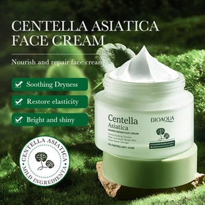 Vue macro de la crème visage BIOAQUA Centella Asiatica avec texture blanche en pot en verre