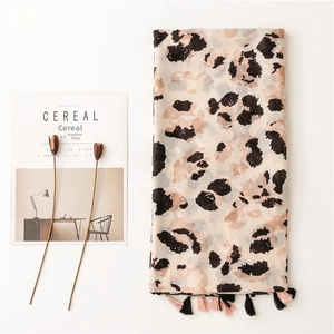 Sciarpa chic stampa leopardata effetto cotone e lino con nappe e glitter dorati