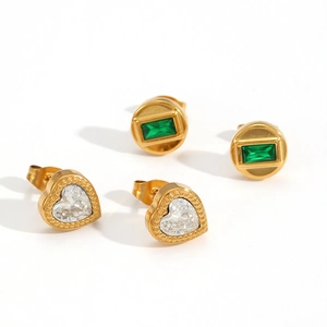 Boucles d'oreilles géométriques plaquées or 18k avec cœur clair et pierre verte