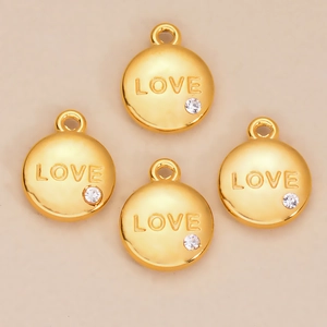 Cinq pendentifs LOVE en acier doré avec accents de cristal pour création de bijoux DIY